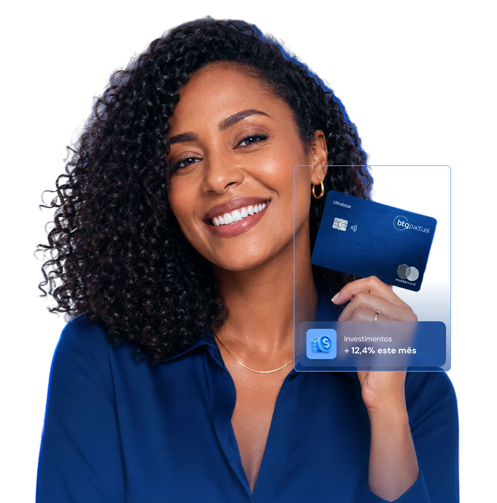 Mulher sorrindo segurando cartão BTG